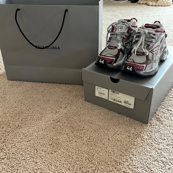 Balenciaga runner. Never worn. Comes with receipt Depop user attempts to sell Balenciaga Runners with AI  main image 3